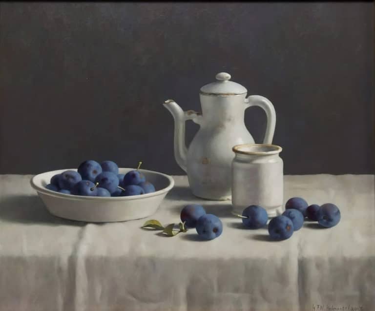 Nature morte aux faïences blanches de Delft et aux prunes sur une nappe blanche, Henk Helmantel (2013)