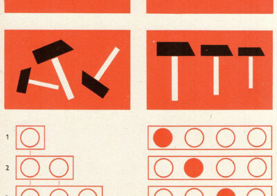 Punaises, clous et marteaux sur fond orange ; rangs de disques ordinaux — Mathematik 1, RDA, 1972