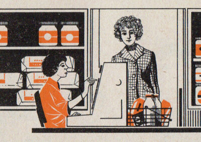 Intérieur de magasin : rayonnages de conserves, vendeuse et cliente — Mathematik 1, RDA, 1972