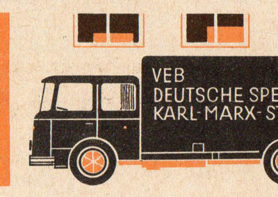 Camion « VEB Deutsche Spedition Karl-Marx-Stadt » devant des immeubles — Mathematik 1, RDA, 1972