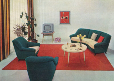 Séjour aux fauteuils vert sapin, poste de télévision et tapis rouge — catalogue Musterring, Allemagne, 1960