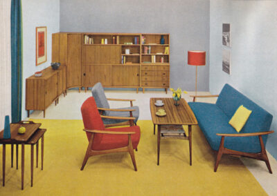 Séjour à bibliothèque d'angle, tapis jaune et canapé bleu — catalogue Musterring, Allemagne, 1960