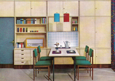Séjour-salle à manger, mur-bibliothèque clair et chaises vertes — catalogue Musterring, Allemagne, 1960