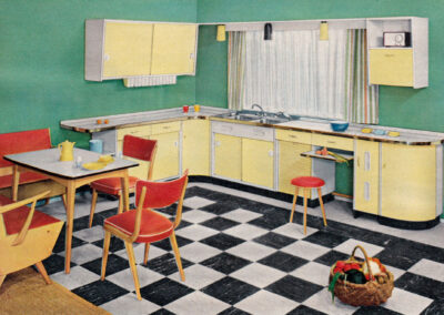 Cuisine jaune sur mur vert, sol en damier noir et blanc — catalogue Musterring, Allemagne, 1960