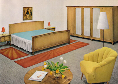 Chambre claire, tapis orange et fauteuil coquille jaune — catalogue Musterring, Allemagne, 1960