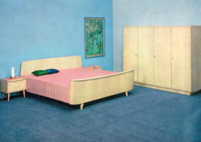 Chambre sur mur bleu, couvre-lit rose et grande armoire — catalogue Musterring, Allemagne, 1960