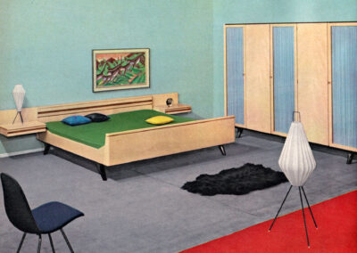 Chambre sur mur vert d'eau, couvre-lit vert et lampadaire tripode — catalogue Musterring, Allemagne, 1960
