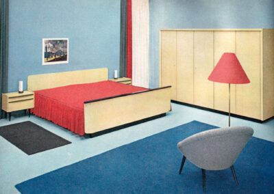 Chambre sur mur bleu, couvre-lit rouge, tapis bleu et fauteuil coquille — catalogue Musterring, Allemagne, 1960