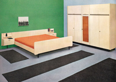 Chambre sur mur vert, couvre-lit orange et bandes de tapis noires — catalogue Musterring, Allemagne, 1960