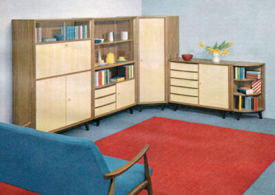 Séjour à meuble d'angle, tapis rouge et bleu — catalogue Musterring, Allemagne, 1960