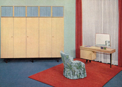 Chambre claire à rideau rouge, armoire à panneaux de verre et coiffeuse — catalogue Musterring, Allemagne, 1960