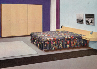 Chambre à rideau violet et couvre-lit fleuri — catalogue Musterring, Allemagne, 1960