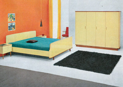 Chambre sur mur orange, couvre-lit turquoise et tapis noir — catalogue Musterring, Allemagne, 1960